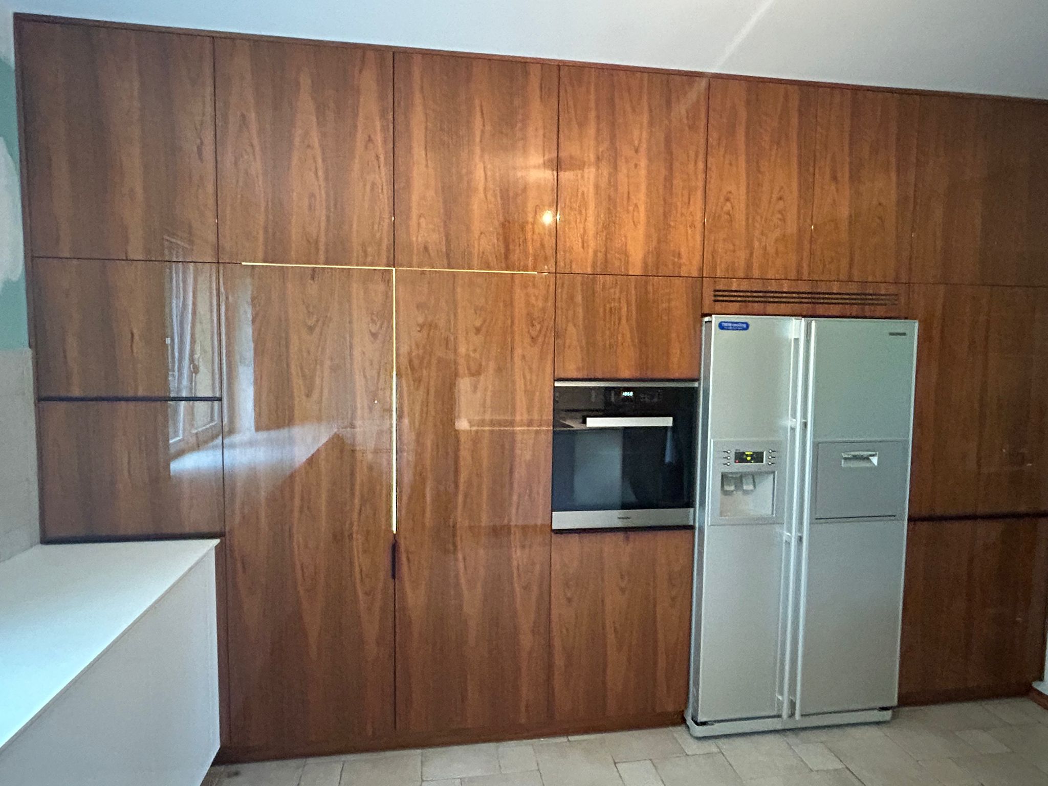 Zabudowa ściany w drewnie